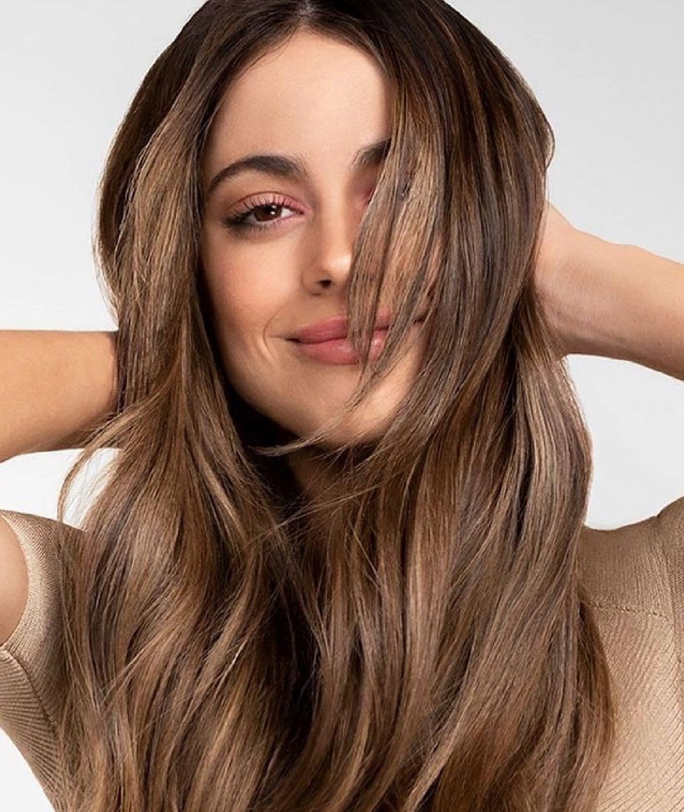 Argan oil hair serum Elaris7
Applying anti-frizz serum to hair