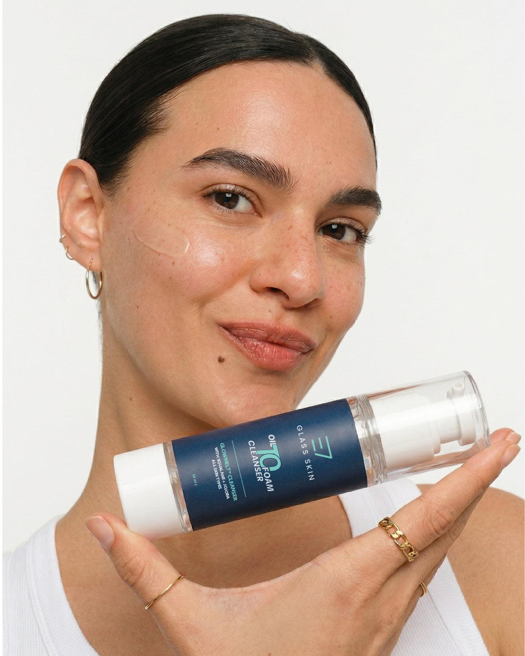 Halal Korean cleanser Elaris7 packaging
Applying oil cleanser to dry skin