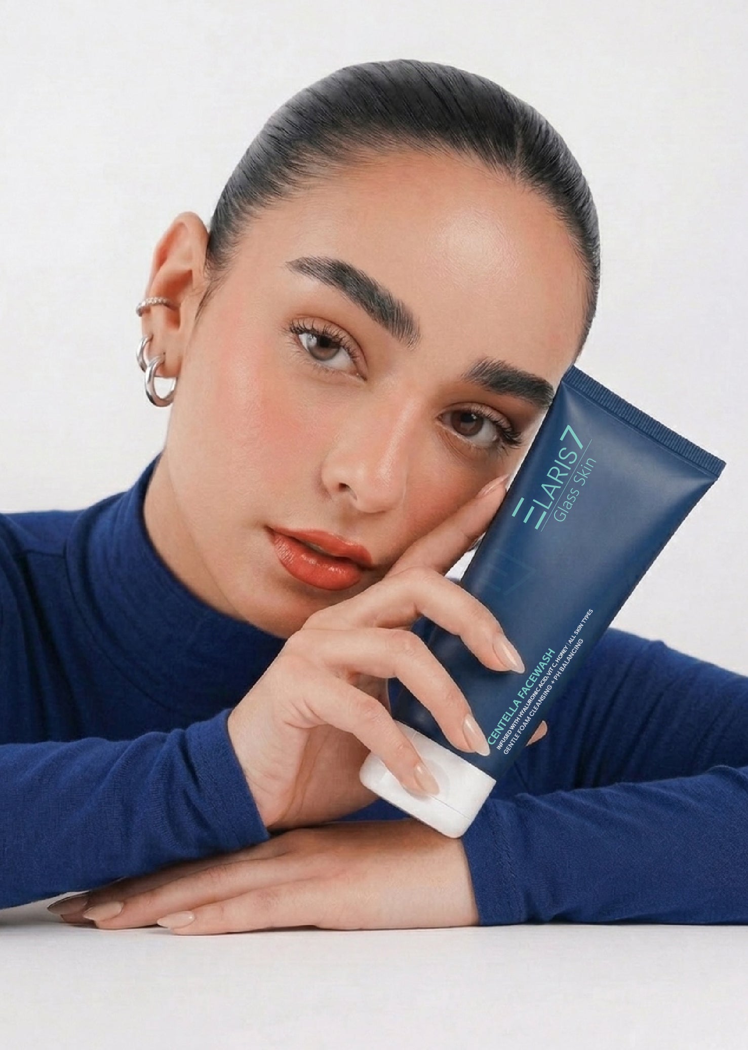 Halal Korean face wash Elaris7 packaging
Applying Centella Face Wash to skin