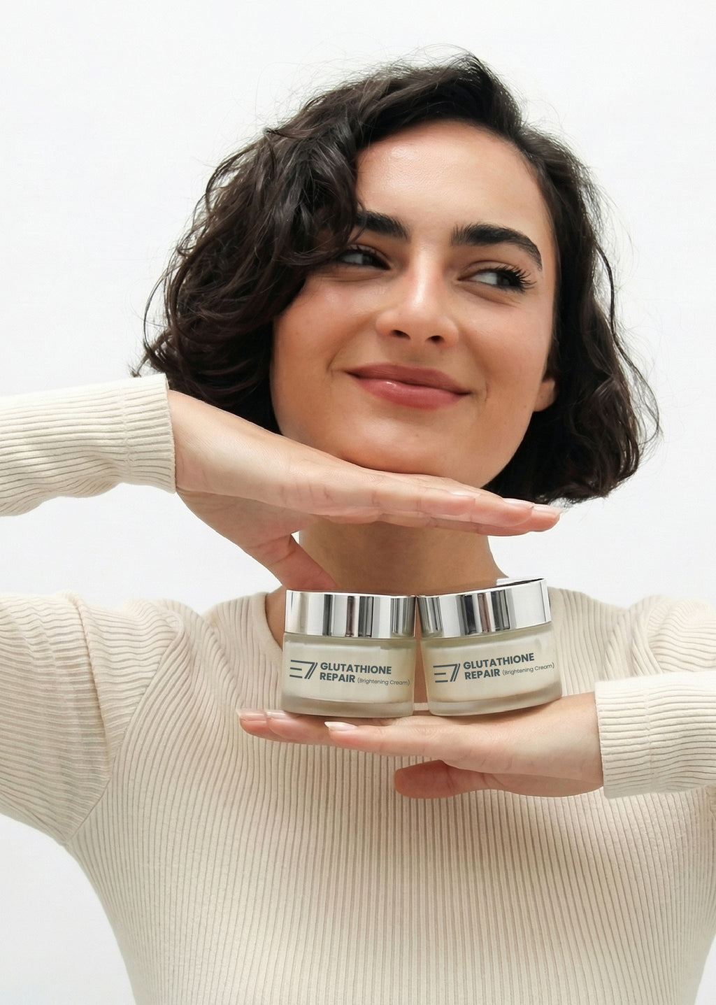 Halal Korean glutathione cream Elaris7
Applying brightening repair cream to skin