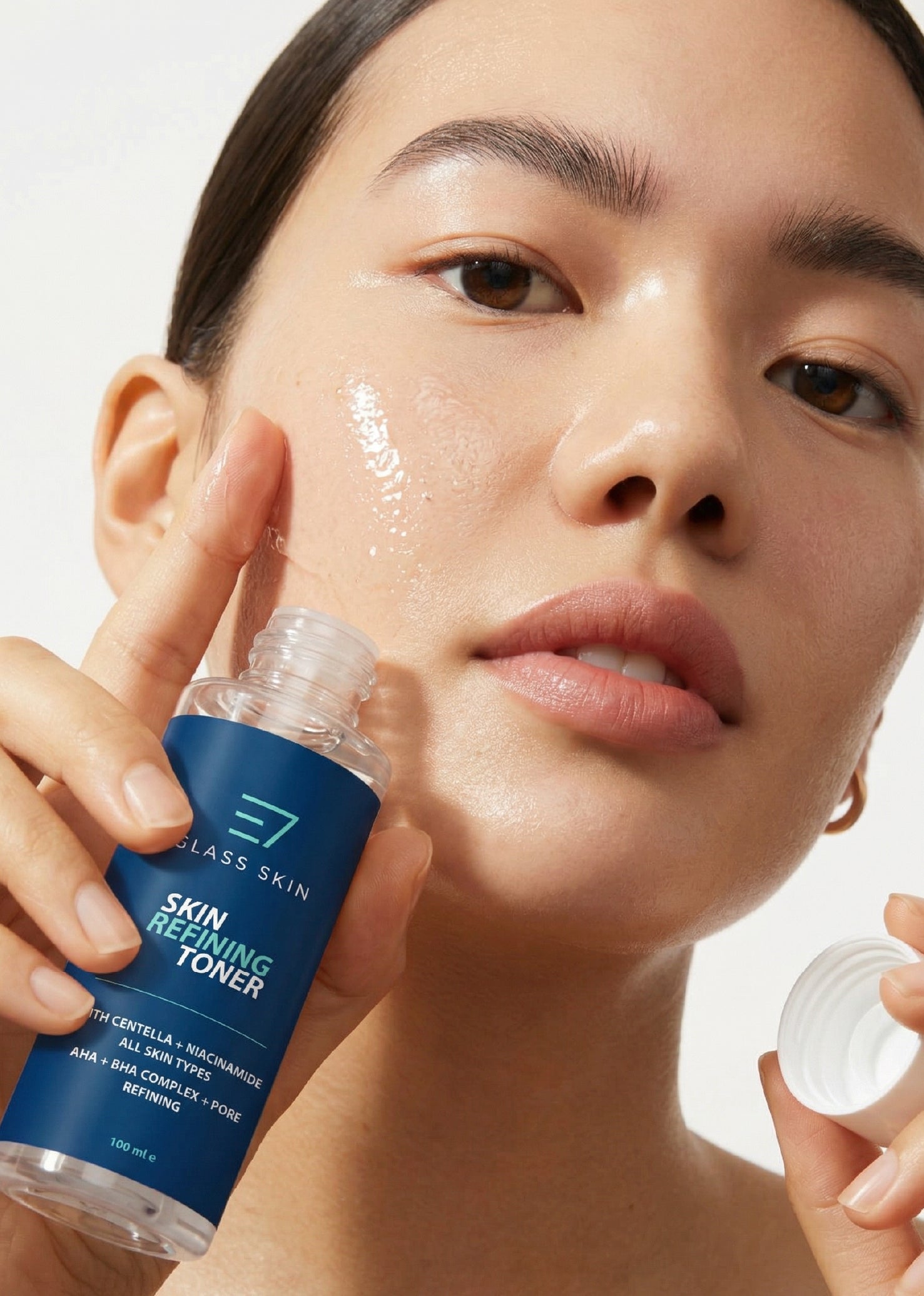 Halal Korean toner Elaris7 packaging
Applying Elaris7 toner to skin