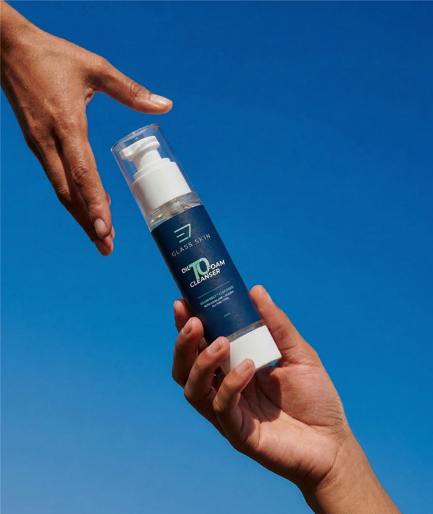 Oil-to-Foam Cleanser dissolving makeup
Halal Korean cleanser Elaris7 packaging
Applying oil cleanser to dry skin
