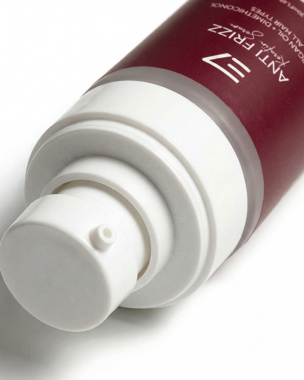 Elaris7 Anti-Frizz Keratin Serum bottle
Smooth Control serum for frizz-free hair
Argan oil hair serum Elaris7
Applying anti-frizz serum to hair
Anti-Frizz Keratin Serum texture close-up